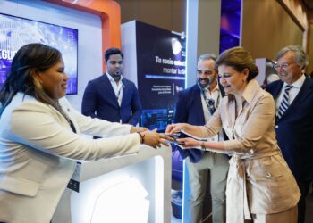 Vicepresidenta de la República y el embajador español en el país inauguran