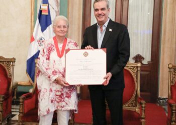 Presidente Abinader concede Orden Heráldica de Cristóbal Colón a la señora Rosa Margarita Bonetti, mejor conocida como Pirigua