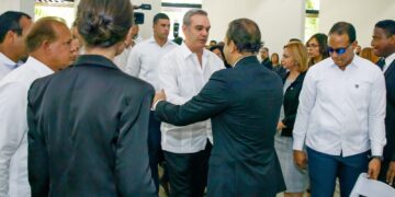 Presidente Abinader se solidariza con Abel Martínez por fallecimiento de su madre
