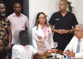 Hospital Gautier egresa adolescente reimplanta mano amputada
