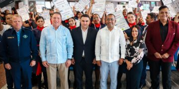 Academia gradúa en pleno vuelo 150 azafatas y agentes de aerolínea en el AILA