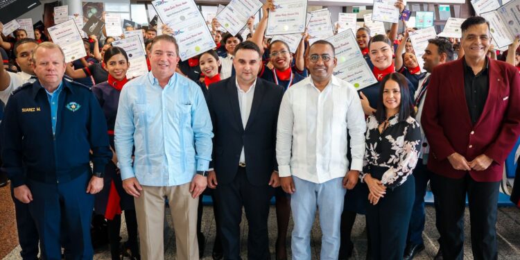 Academia gradúa en pleno vuelo 150 azafatas y agentes de aerolínea en el AILA