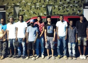 Migración apresa otro vehículo con 13 haitianos ilegales en el 15 de Azua conducido por un dominicano