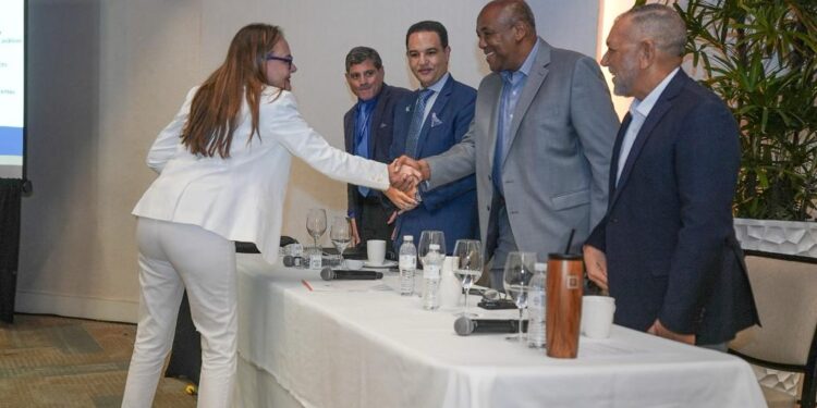 Ministerio de Energía y Minas y Banco Mundial imparten