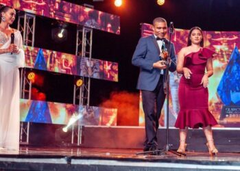 Fundación GBC recibe reconocimiento en premios Glamour Music Awards por sus aportes al país