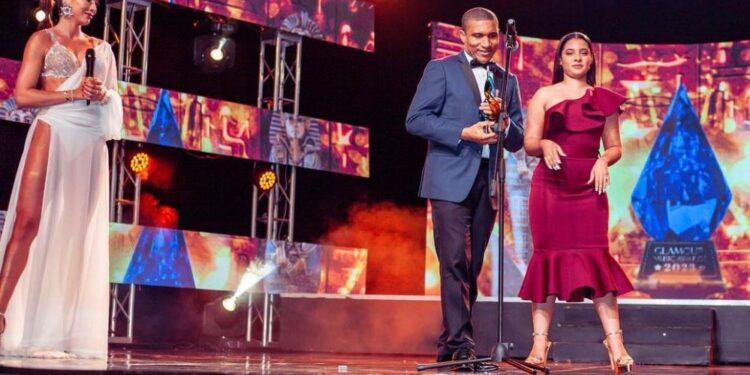Fundación GBC recibe reconocimiento en premios Glamour Music Awards por sus aportes al país