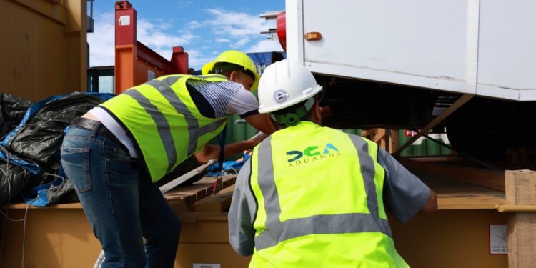 Aduanas recibe donación de moderno escáner móvil