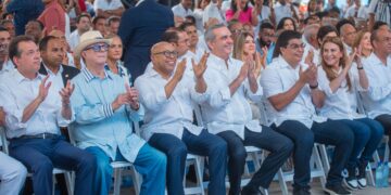 Alfredo Pacheco y comisión de diputados reciben a la Primera Dama