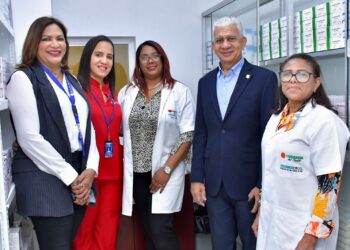 Presidente del Senado encabeza apertura de Farmacia del Pueblo en la institución