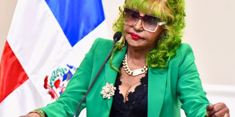 Senado reconoce a Fefita La Grande