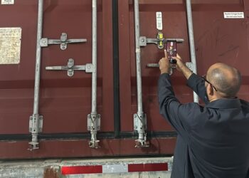 Aduanas decomisa cargamento de cigarrillos y bebidas premium en Puerto Plata