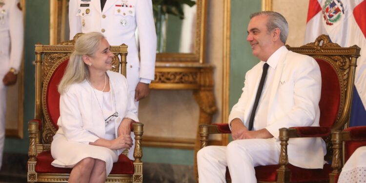 Presidente Abinader recibe Cartas Credenciales de nuevos embajadores