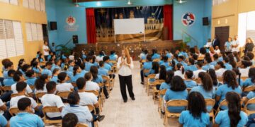 - La alcaldesa del Distrito Nacional, Carolina Mejía, continuó impartiendo charlas de responsabilidad ciudadana, manejo de residuos sólidos y las funciones del cabildo a estudiantes en los centros educativos Instituto Salesiano Don Bosco y Lux Mundi.