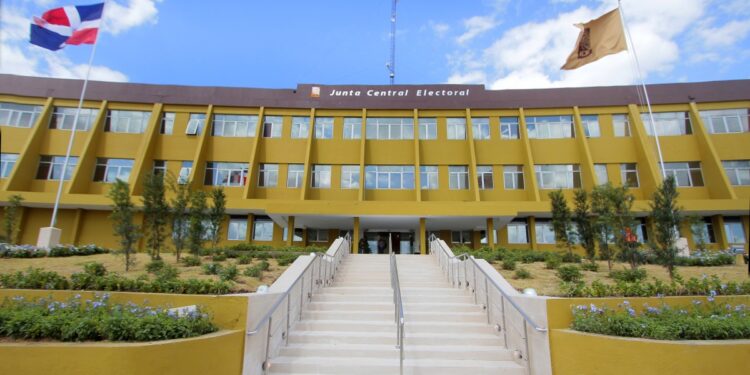 JCE y el IIDHCAPEL firman convenio para investigar abstención electoral a nivel local y en el exterior