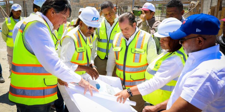 Ministro Paliza y director del DA inspeccionan avance aeropuerto El Granero del Sur, en San Juan