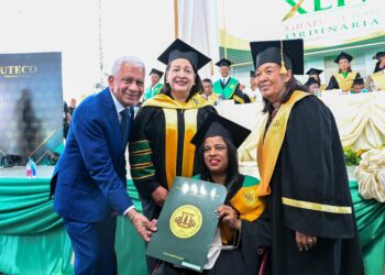 Ricardo de los Santos asiste a graduación ordinaria de UTECO