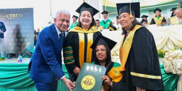 Ricardo de los Santos asiste a graduación ordinaria de UTECO