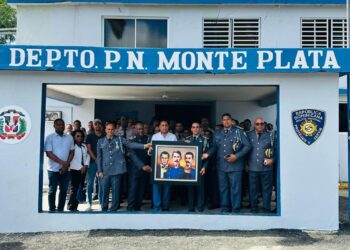 Senador Pedro Tineo honra a la Policía Nacional con la entrega de cuadros de los Padres de la Patria en su versión militar