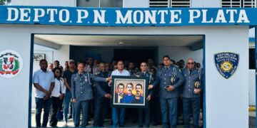 Senador Pedro Tineo honra a la Policía Nacional con la entrega de cuadros de los Padres de la Patria en su versión militar