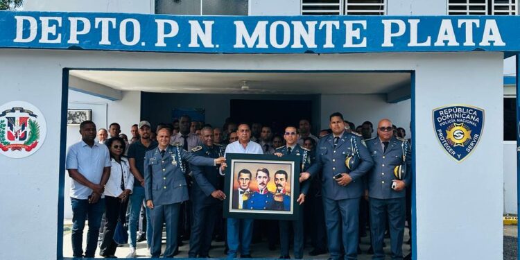 Senador Pedro Tineo honra a la Policía Nacional con la entrega de cuadros de los Padres de la Patria en su versión militar