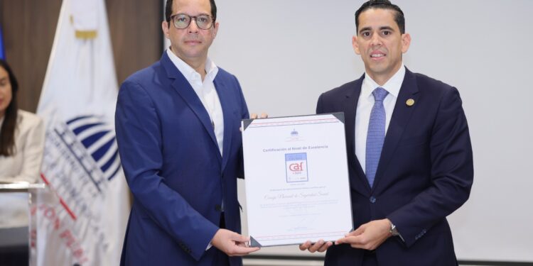 CNSS recibe Certificación al Nivel de Excelencia: Sello CAF +300