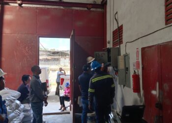 ¡Fábrica China se roba la luz! PGASE y EDEESTE intervienen el lugar en Santo Domingo Norte