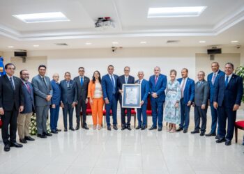 Senado reconoce trayectoria del poeta y escritor José Mármol