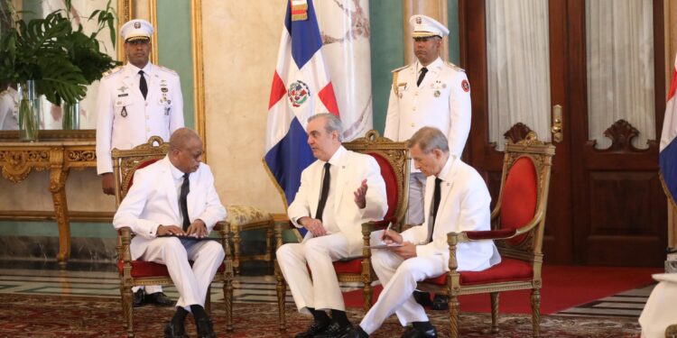 Presidente Abinader recibe cartas credenciales de siete nuevos embajadores en el país