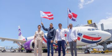 Ministro Collado le da salida al primer vuelo de Arajet a Puerto Rico