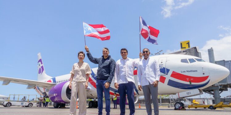 Ministro Collado le da salida al primer vuelo de Arajet a Puerto Rico