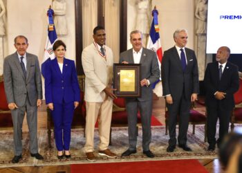 Presidente Abinader entrega a tres profesores el Premio a la Excelencia Magisterial 2025