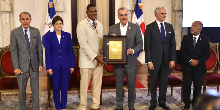 Presidente Abinader entrega a tres profesores el Premio a la Excelencia Magisterial 2025