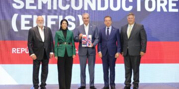 Presidente Abinader recibe Estrategia Nacional para posicionar a RD como referente en manufactura y ensamblaje de semiconductores