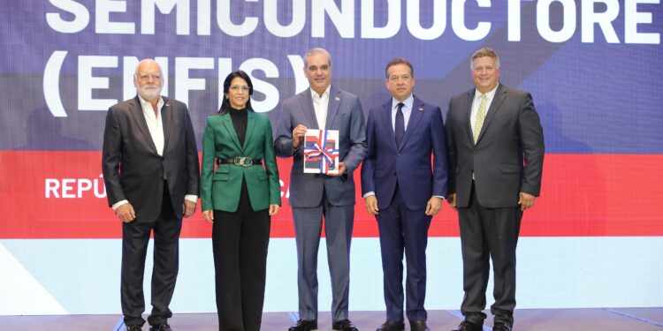 Presidente Abinader recibe Estrategia Nacional para posicionar a RD como referente en manufactura y ensamblaje de semiconductores