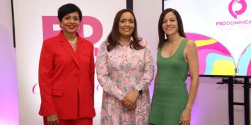 Santo Domingo. - El Centro de Exportación e Inversión de la República Dominicana (ProDominicana) presentó la quinta edición del estudio “Situación de la Industria de la Moda en República Dominicana 2025” en el marco del RD Fashion Week celebrado el hotel Marriott Piantini. El estudio reveló que las exportaciones de moda alcanzaron US$862 millones entre enero y julio de 2025, equivalentes al 10% de las exportaciones nacionales, mientras que en 2024 sumaron más de US$1,581 millones. Además, arrojó que más de 470 empresas dominicanas colocaron sus productos en 80 mercados internacionales, siendo Estados Unidos, Haití, Países Bajos, Reino Unido y Bélgica los principales destinos. Entre los años 2016 y 2024, el valor del comercio mundial de bienes de moda pasó de US$ 1.30 billones a US$ 1.78 billones, mostrando resiliencia ante crisis y adaptándose a nuevas tendencias como la moda circular y la digitalización. Desde que asumió la dirección ejecutiva de ProDominicana, Biviana Riveiro Disla, ha impulsado una visión estratégica enfocada en la diversificación de las exportaciones dominicanas, promoviendo sectores no tradicionales con alto potencial internacional. En ese contexto, ha priorizado el desarrollo del sector moda en República Dominicana, con el propósito de fortalecer y visibilizar esta industria creativa como un componente esencial dentro de la oferta exportable del país. El estudio, presentado por Carolina Pérez directora del departamento de Inteligencia de Mercados de ProDominicana, resalta la importancia de la formación técnica como pilar de competitividad. En 2024, INFOTEP capacitó a más de 8,500 personas en áreas vinculadas a la moda y la confección, de las cuales el 73% fueron mujeres, consolidando el rol femenino en la industria y fortaleciendo la base de mano de obra especializada. Principales provincias exportadoras Grandes motores como Santo Domingo, San Pedro de Macorís y San Cristóbal se suman al esfuerzo colectivo de provincias como Santiago, La Vega, La Romana y muchas más que llevan nuestro talento a nivel internacional. Novedades del estudio En julio de 2025, la República Dominicana alcanzó un hito histórico con la obtención del Registro Internacional de la Denominación de Origen del Larimar Barahona, certificación que garantiza la autenticidad y calidad única de esta piedra semipreciosa exclusiva del país. Este logro refuerza su posicionamiento en el mercado global de la joyería y la moda de lujo, y se complementa con los esfuerzos del Ministerio de Energía y Minas en la puesta en valor del larimar y su consolidación como una gema de alta calidad. Entre enero y junio de 2025 se exportaron 177,540 libras de larimar, más del doble de lo registrado en 2024. Asimismo, el comercio electrónico se ha consolidado como una vía estratégica para proyectar la moda dominicana en escenarios internacionales. Plataformas digitales permiten visibilizar el talento creativo, conectar diseñadores emergentes y consolidados con mercados globales y fortalecer el posicionamiento del país en la moda regional y mundial.