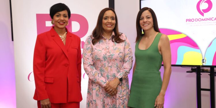 Santo Domingo. - El Centro de Exportación e Inversión de la República Dominicana (ProDominicana) presentó la quinta edición del estudio “Situación de la Industria de la Moda en República Dominicana 2025” en el marco del RD Fashion Week celebrado el hotel Marriott Piantini. El estudio reveló que las exportaciones de moda alcanzaron US$862 millones entre enero y julio de 2025, equivalentes al 10% de las exportaciones nacionales, mientras que en 2024 sumaron más de US$1,581 millones. Además, arrojó que más de 470 empresas dominicanas colocaron sus productos en 80 mercados internacionales, siendo Estados Unidos, Haití, Países Bajos, Reino Unido y Bélgica los principales destinos. Entre los años 2016 y 2024, el valor del comercio mundial de bienes de moda pasó de US$ 1.30 billones a US$ 1.78 billones, mostrando resiliencia ante crisis y adaptándose a nuevas tendencias como la moda circular y la digitalización. Desde que asumió la dirección ejecutiva de ProDominicana, Biviana Riveiro Disla, ha impulsado una visión estratégica enfocada en la diversificación de las exportaciones dominicanas, promoviendo sectores no tradicionales con alto potencial internacional. En ese contexto, ha priorizado el desarrollo del sector moda en República Dominicana, con el propósito de fortalecer y visibilizar esta industria creativa como un componente esencial dentro de la oferta exportable del país. El estudio, presentado por Carolina Pérez directora del departamento de Inteligencia de Mercados de ProDominicana, resalta la importancia de la formación técnica como pilar de competitividad. En 2024, INFOTEP capacitó a más de 8,500 personas en áreas vinculadas a la moda y la confección, de las cuales el 73% fueron mujeres, consolidando el rol femenino en la industria y fortaleciendo la base de mano de obra especializada. Principales provincias exportadoras Grandes motores como Santo Domingo, San Pedro de Macorís y San Cristóbal se suman al esfuerzo colectivo de provincias como Santiago, La Vega, La Romana y muchas más que llevan nuestro talento a nivel internacional. Novedades del estudio En julio de 2025, la República Dominicana alcanzó un hito histórico con la obtención del Registro Internacional de la Denominación de Origen del Larimar Barahona, certificación que garantiza la autenticidad y calidad única de esta piedra semipreciosa exclusiva del país. Este logro refuerza su posicionamiento en el mercado global de la joyería y la moda de lujo, y se complementa con los esfuerzos del Ministerio de Energía y Minas en la puesta en valor del larimar y su consolidación como una gema de alta calidad. Entre enero y junio de 2025 se exportaron 177,540 libras de larimar, más del doble de lo registrado en 2024. Asimismo, el comercio electrónico se ha consolidado como una vía estratégica para proyectar la moda dominicana en escenarios internacionales. Plataformas digitales permiten visibilizar el talento creativo, conectar diseñadores emergentes y consolidados con mercados globales y fortalecer el posicionamiento del país en la moda regional y mundial.