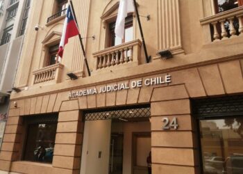 El diario chileno La Tercera informó que el Consejo Superior de la Corporación Administrativa del Poder Judicial de Chile (CAPJ) abrió una investigación a los encargados del departamento que aplica la tecnología y la inteligencia artificial en la judicatura chilena por presuntamente asumir funciones similares, de manera paralela, en otros países, entre los que se menciona a la República Dominicana.