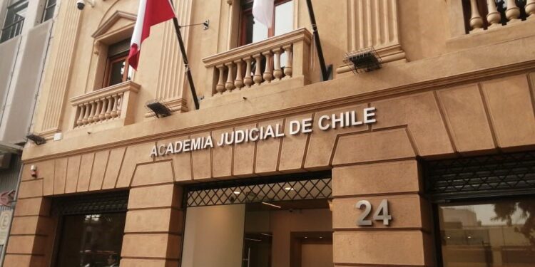 El diario chileno La Tercera informó que el Consejo Superior de la Corporación Administrativa del Poder Judicial de Chile (CAPJ) abrió una investigación a los encargados del departamento que aplica la tecnología y la inteligencia artificial en la judicatura chilena por presuntamente asumir funciones similares, de manera paralela, en otros países, entre los que se menciona a la República Dominicana.