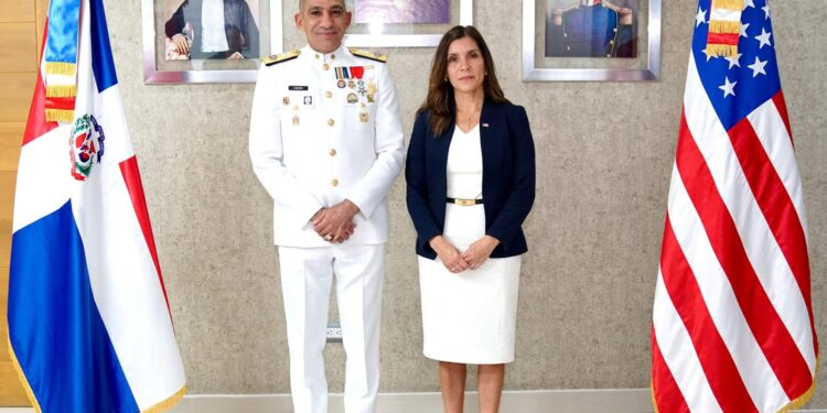 EMBAJADORA DE ESTADOS UNIDOS LEAH CAMPOS SE REÚNE CON EL PRESIDENTE DE LA DNCD VICEALMIRANTE CABRERA ULLOA