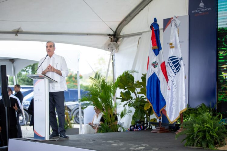 Presidente Abinader da inicio a la primera fase de transformación y saneamiento ambiental del vertedero Duquesa para beneficio de 3.8 millones habitantes del Gran Santo Domingo
